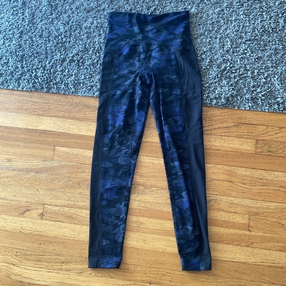 Spanx Sara Blakely Booty Boost Active Printed Leggings SZ Small Purple Geo Camo - Picture 3 of 14